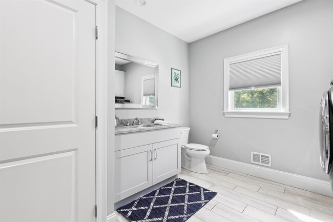 Building Photo - 22 Austin Ln