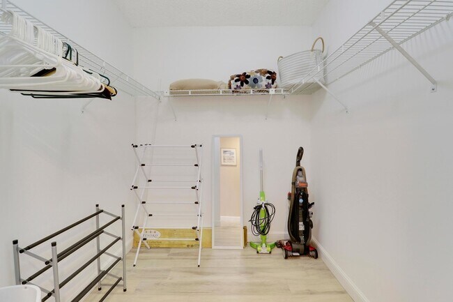 Building Photo - 275 Palm Ave