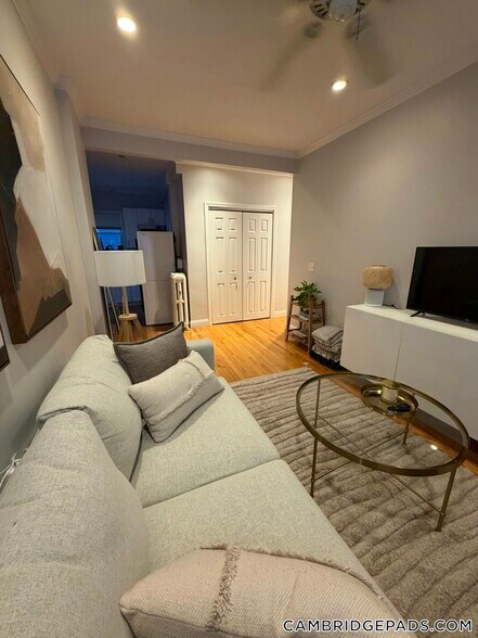 Building Photo - 1576 Cambridge St