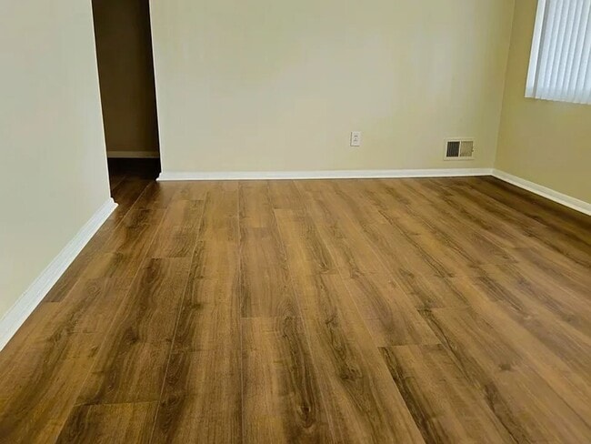 Building Photo - Freshly Transformed 3 Bed Home with Modern Upgrades!