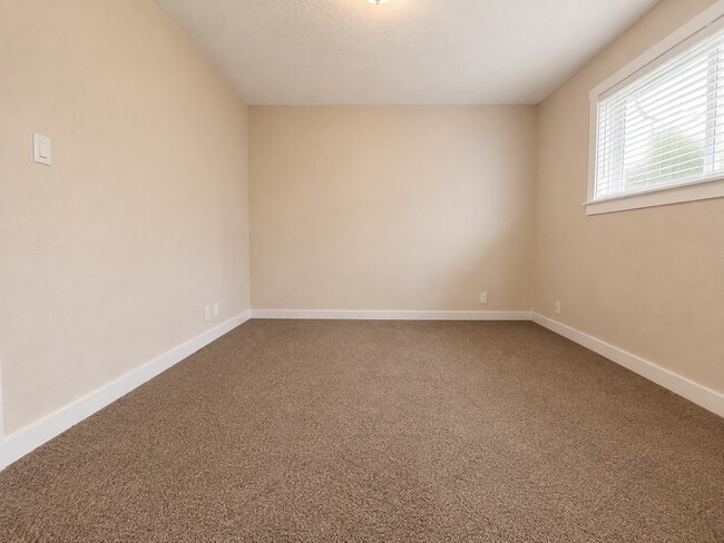 Building Photo - 310-316 S. Manzanita Court