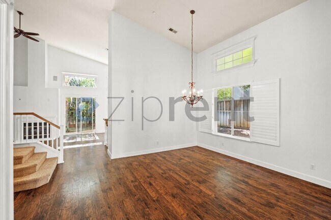 Building Photo - 338 Roundhill Dr