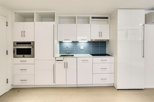 Building Photo - Bright SW Waterfront Condo with Parking Included – Prime DC Location