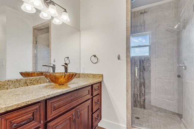 Building Photo - 164 Peck St