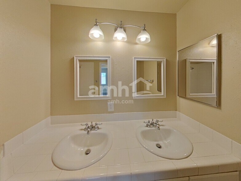 Building Photo - 956 Rainbow Rock St