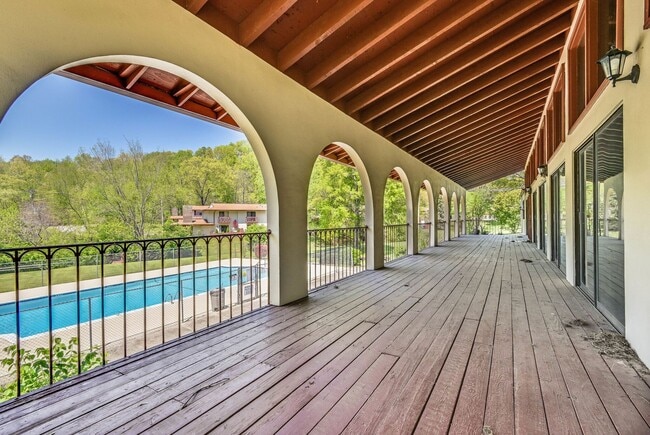 Building Photo - Great corner studio location in Belle Forest.
