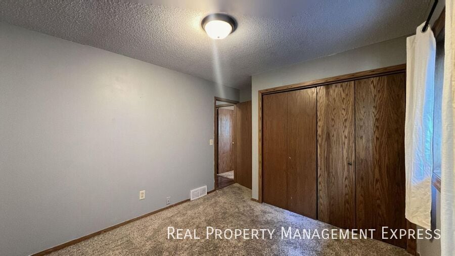 Building Photo - Spacious 5-Bedroom Home with Modern Updates in Sioux Falls
