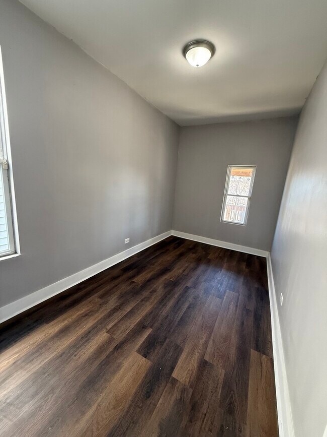 Building Photo - 6833 S Calumet Ave