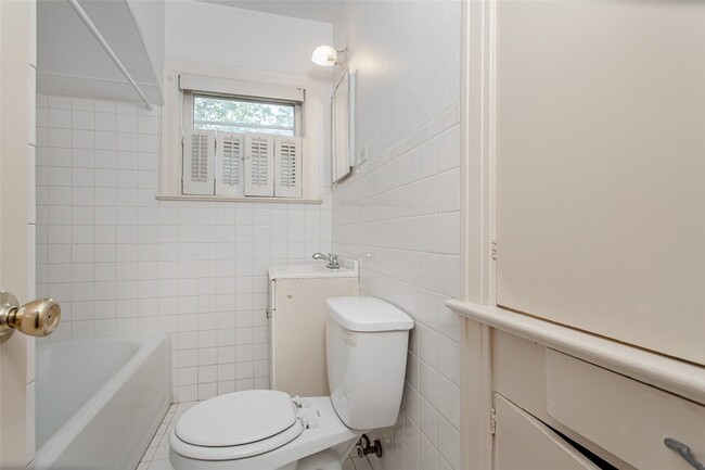 Building Photo - 3515 Fairview Ave