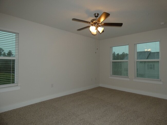 Building Photo - Stunning Townhome - End Unit