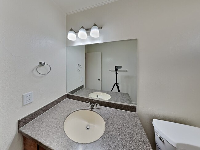 Building Photo - 421 E Encinas Ave
