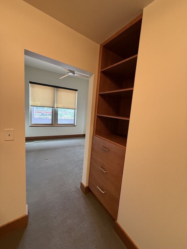 Building Photo - Luxury Apartment