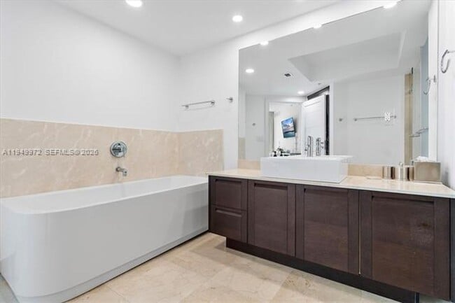 Building Photo - 200 Sunny Isles Blvd