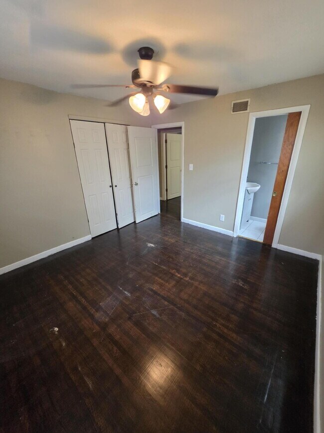 Building Photo - Recently Renovated - 3 Bedroom 2 Bath Home!