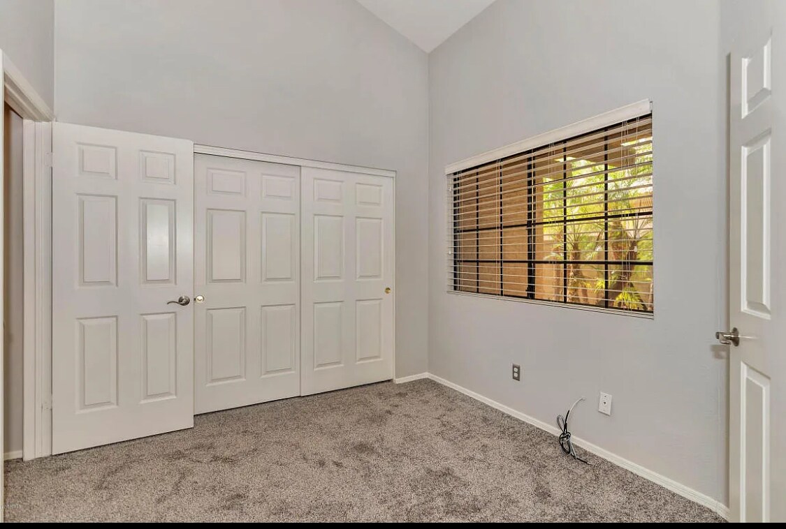 Third bedroom - 852 N Terrace Rd