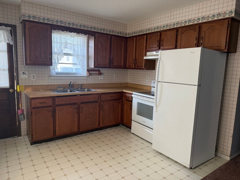 Building Photo - 202 E Broadway