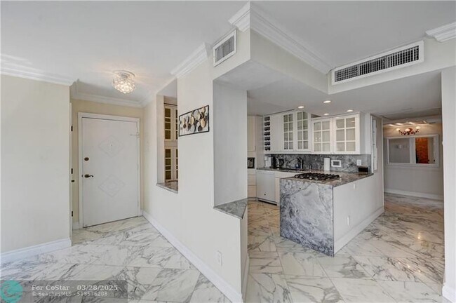 Building Photo - 2030 S Ocean Dr