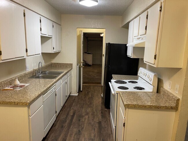 Building Photo - 6841-6843 S Creek Dr