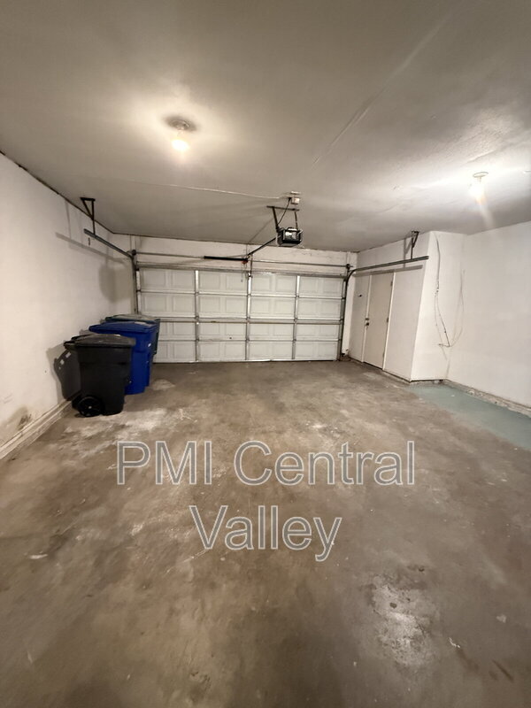Building Photo - 1725 Edgebrook Dr