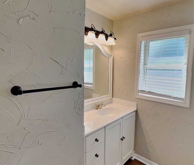 Building Photo - Adorable One-Story Brick Home in East Green Hill, Fort Worth! $500 off the first full month's ren...