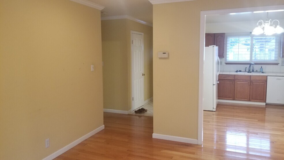 Building Photo - 2221 Homewood Dr