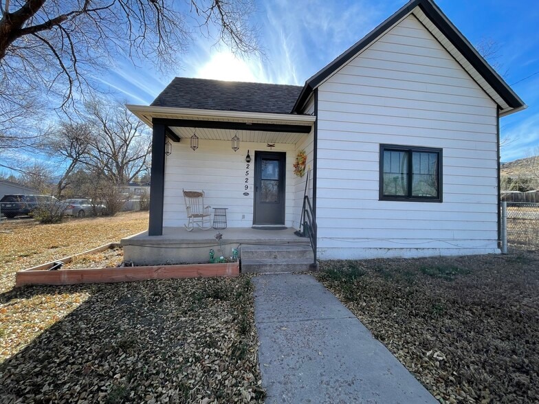 Primary Photo - 2529 Bott Ave