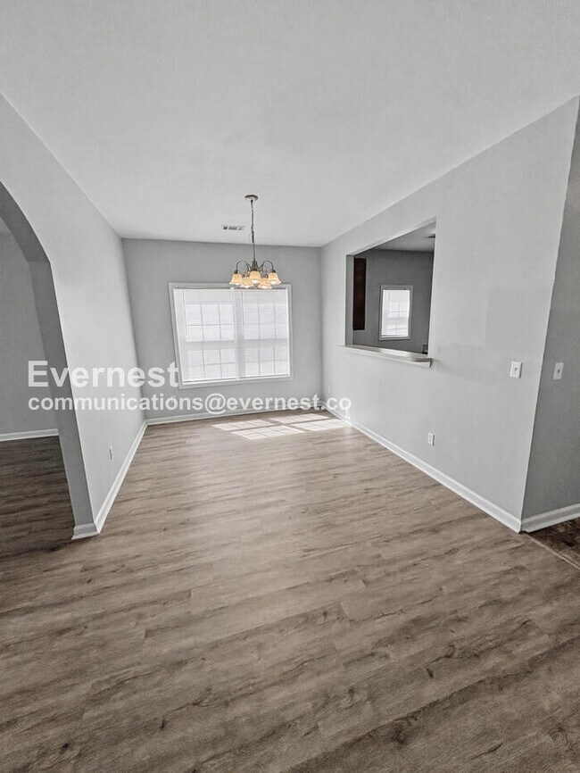 Building Photo - 3 Bed, 2.5 Bath Home with Off-Street Parking / Pet-Friendly / Available Now!