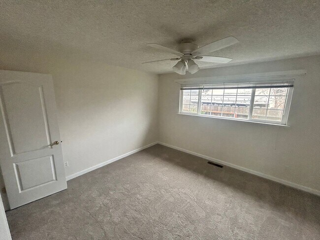 Building Photo - 4 Bedroom 2 bath in Oakdale Ca