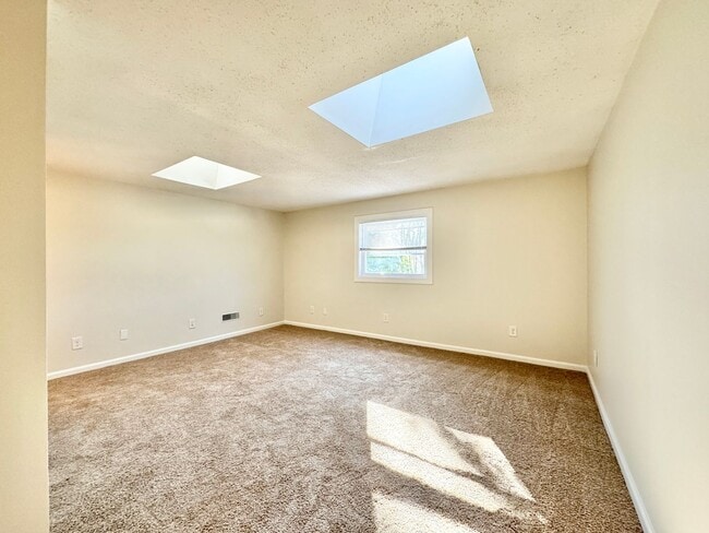 Building Photo - Spacious 4 Bedroom Located in Garden Homes