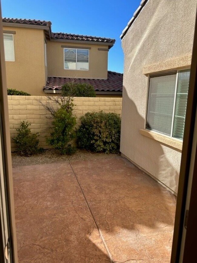 Building Photo - Beautiful 4 bedroom home In Paseos Summerlin - First Month Free!!  Minutes from DT Summerlin