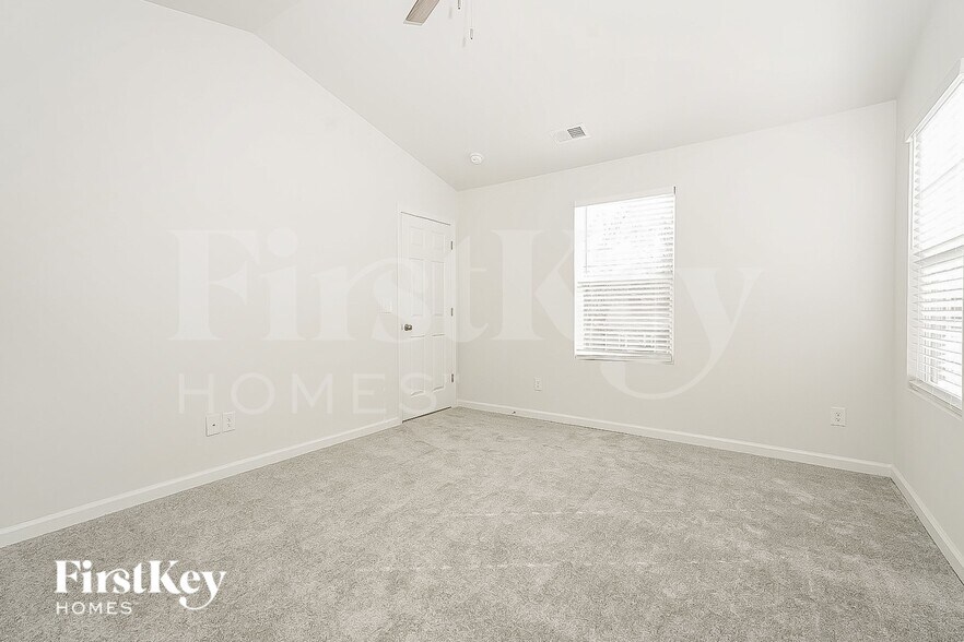 Building Photo - 813 Pine Cir Dr