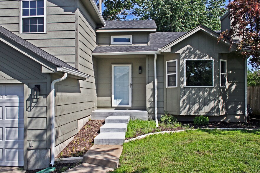Front Entry - 8918 E Hurst St
