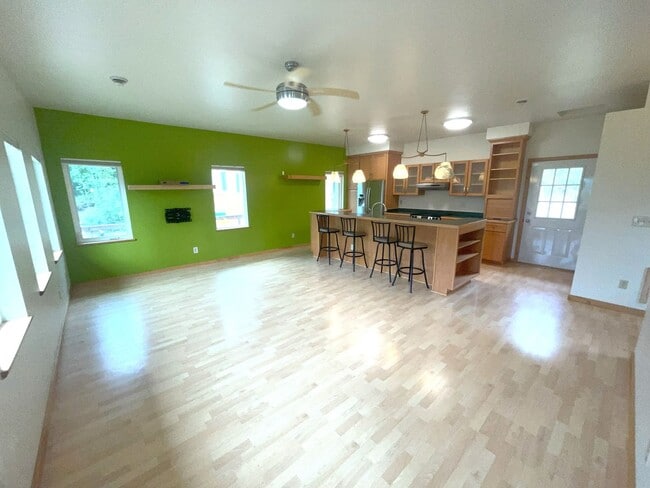 Building Photo - Beautiful 2-bedroom 1.5-bathroom home