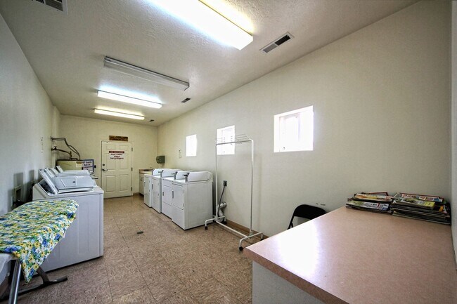 Building Photo - 2 Bed/1.5 Bath In An Active 55+ Community