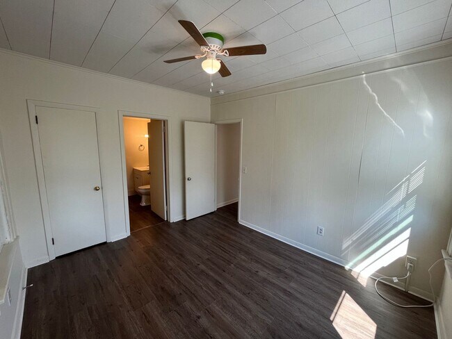 Building Photo - Spacious one bedroom 2nd floor apartment - Completely Remodeled!