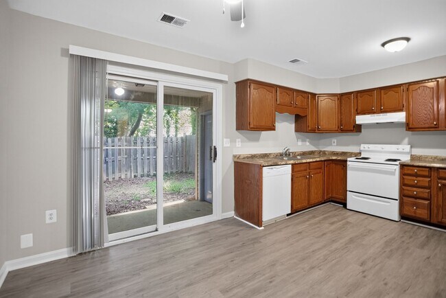 Building Photo - 2 Large Bedroom 2 level Townhouse in Fredericksburg
