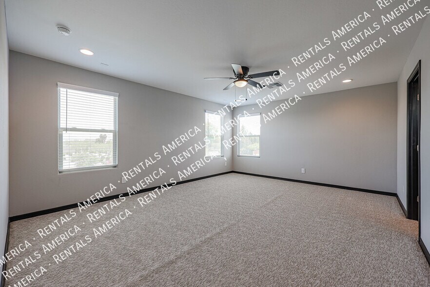Building Photo - 5610 N 90th Dr