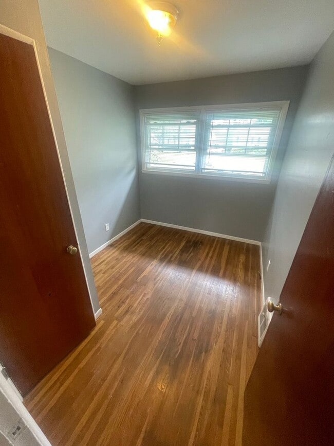 Building Photo - 3 Bed 1 Bath Singe Family Home Ready for Move in!!