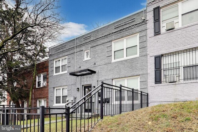 Building Photo - 924-919 19th St NE