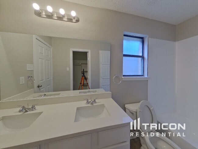 Building Photo - 4708 N Prairieview Ct