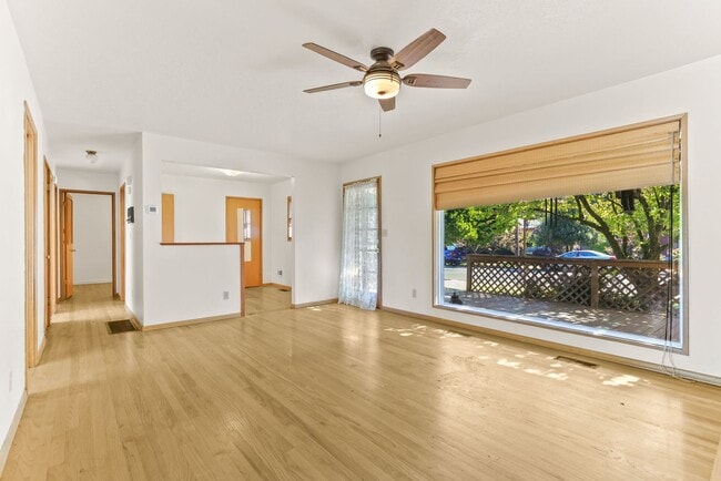 Building Photo - 9877 SE 33rd Ave