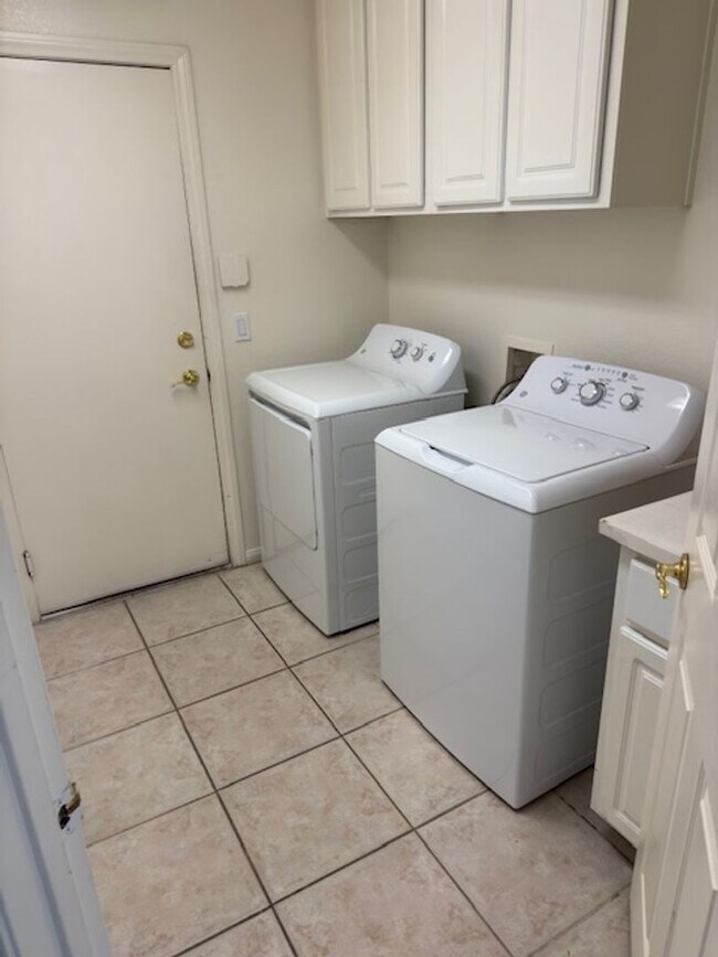 Building Photo - LARGE Spacious 5 Bedroom Single Family Home!!