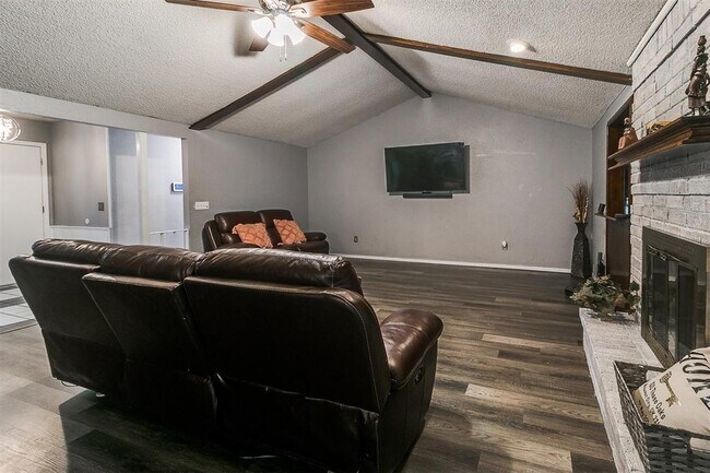 Building Photo - 100 3 Oaks Dr