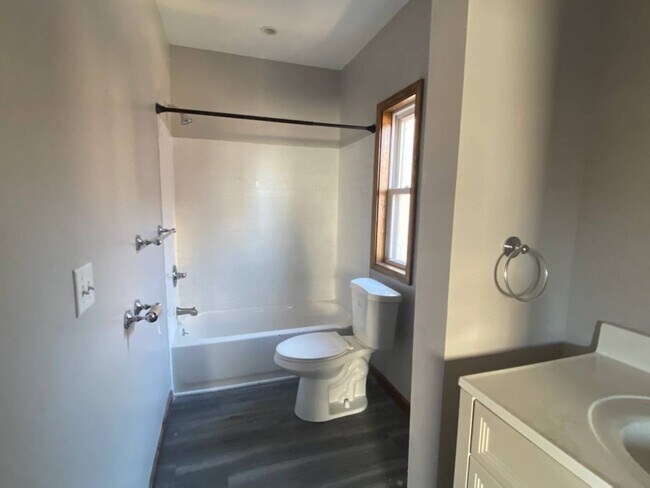 Building Photo - 15 S Long St