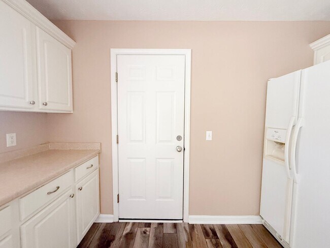 Building Photo - Pet-Friendly 3-Bedroom Home with Garage, Screened-In Porch & Spacious Bedrooms