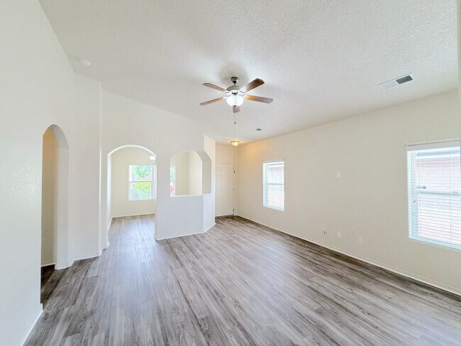 Building Photo - Beautiful 3 bed 2 bath in SW Albuquerque! Spacious layout. New Flooring! 2 Car Garage. Near 98th ...