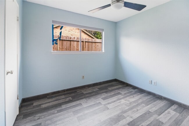Building Photo - 2417 Hedgerose Ln