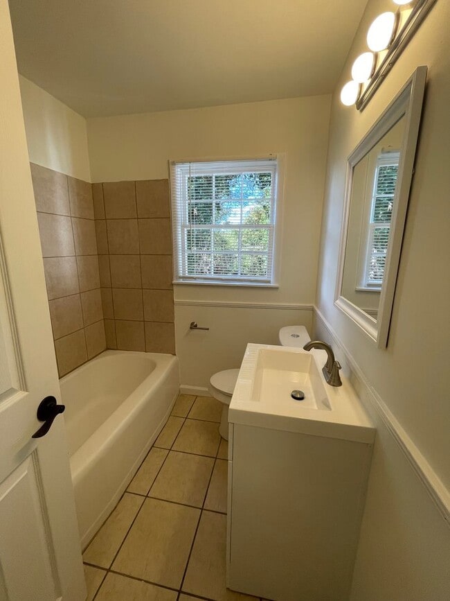 Building Photo - Updated 3/1 House in South Rome- $1,295