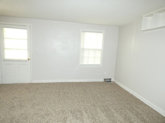 Building Photo - Beautiful Duplex in North Kansas City!