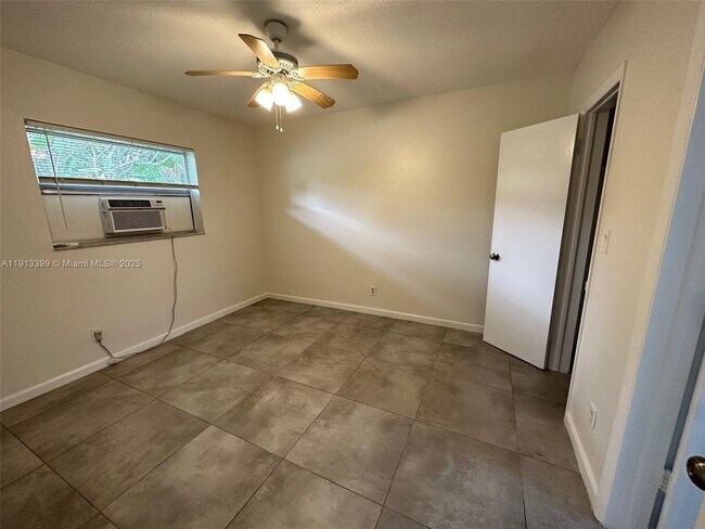 Building Photo - 307 SW 10th Ave